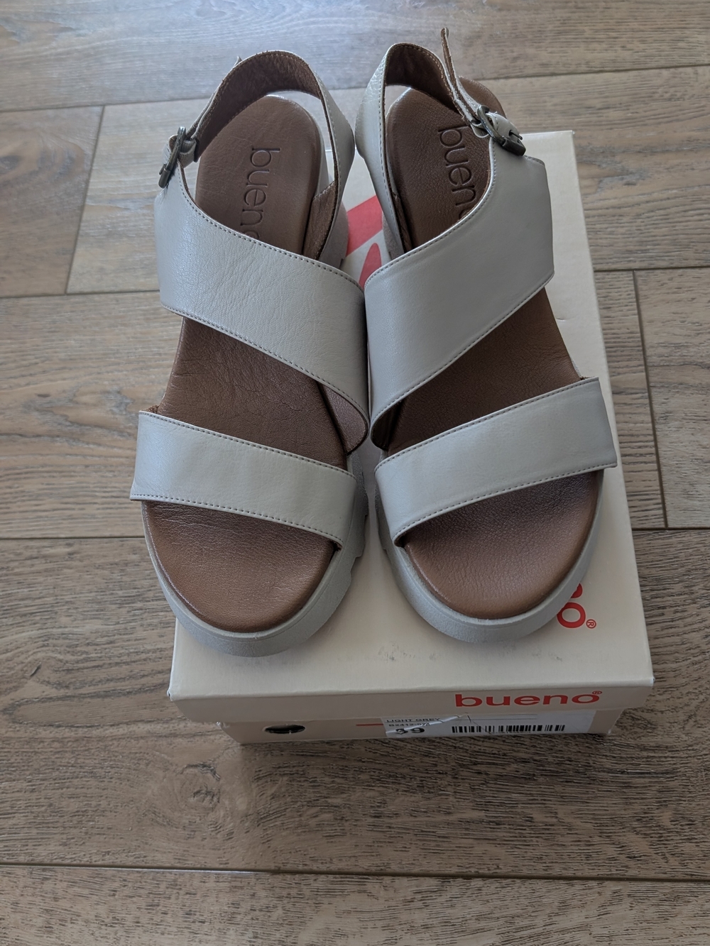 Bueno Women's Light Gray Leather Slingback Sandals